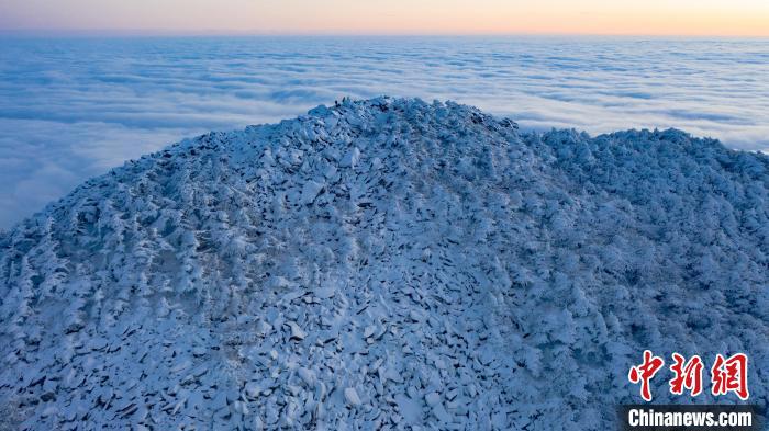 圖為積雪點(diǎn)綴秦嶺冰晶頂?！≈烊竾?guó)家森林公園供圖