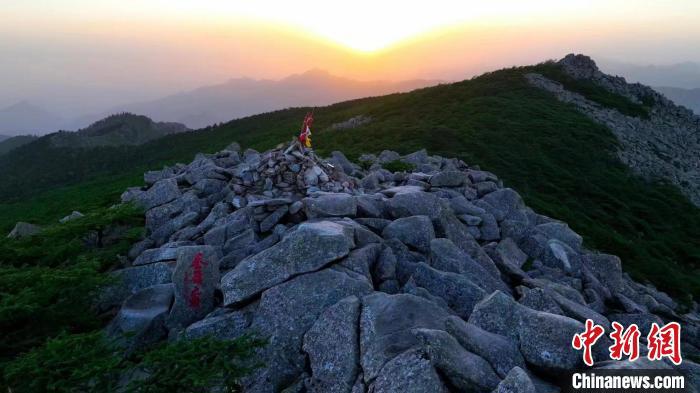 圖為“秦嶺之巔”冰晶頂?！≈烊竾?guó)家森林公園供圖